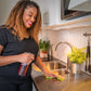 Kvinna städar köket med Skosh allrengöringstabletter